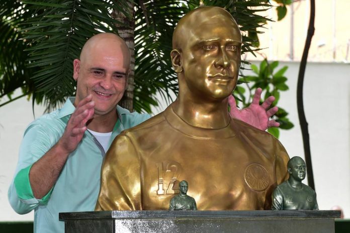 Marcos ex-goleiro do Palmeiras e sua estátua