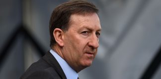 Huw Jenkins diz que sua oferta para aquisição de Charlton está “na balança”