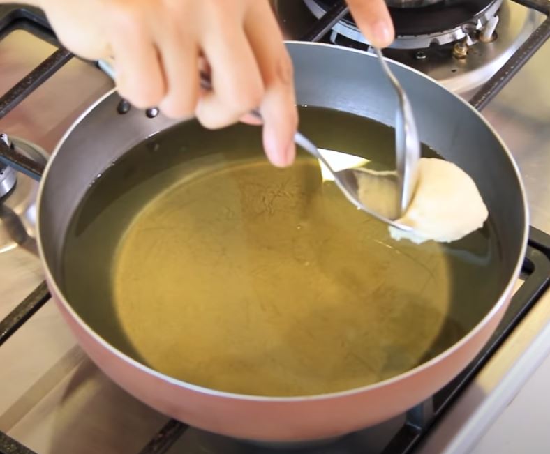 fritando-bolinhos-chuva fritando bolinho de chuva