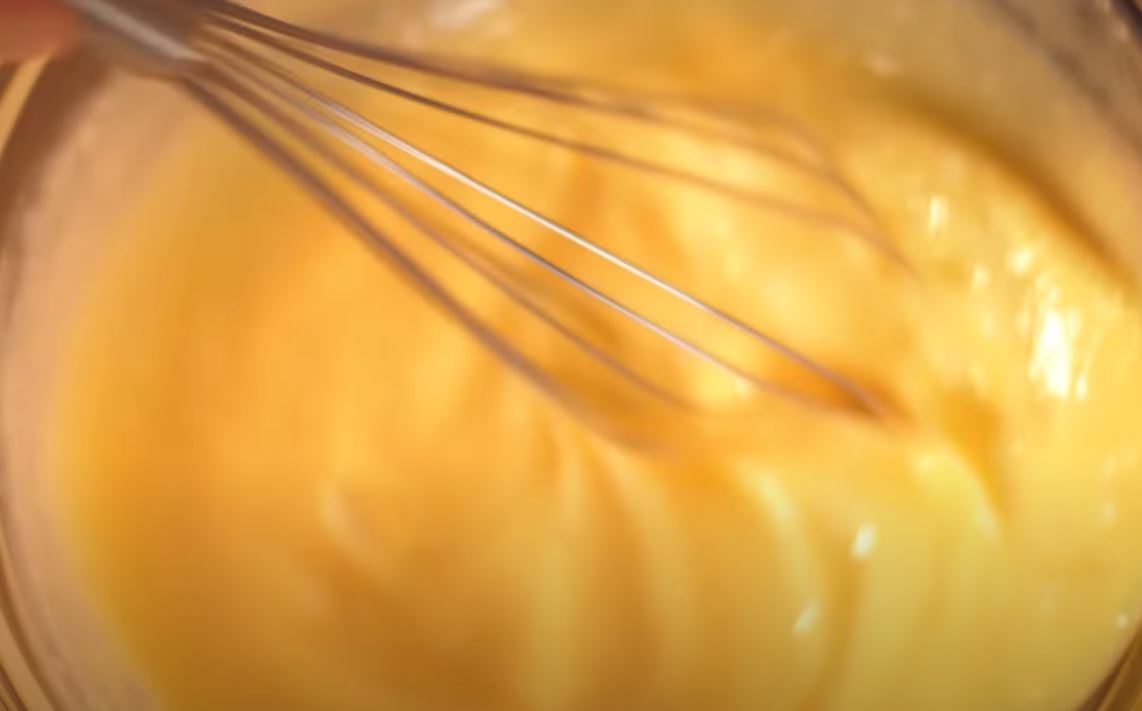 misturando ovo com leite condensado