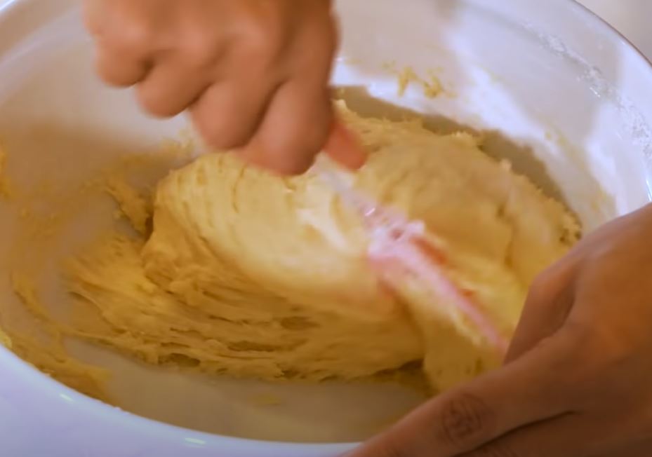 misturando-massa-bolinho-chuva misturando a massa do bolinho de chuva