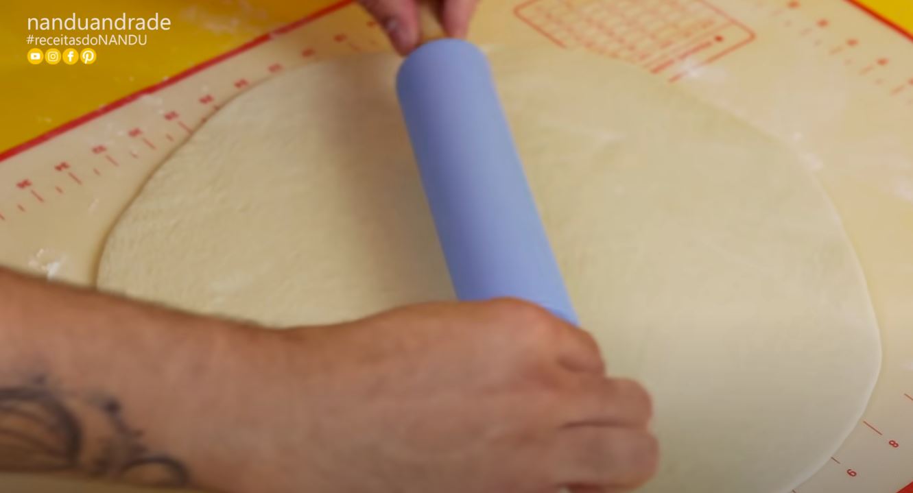 abrindo a massa de pizza com um rolo