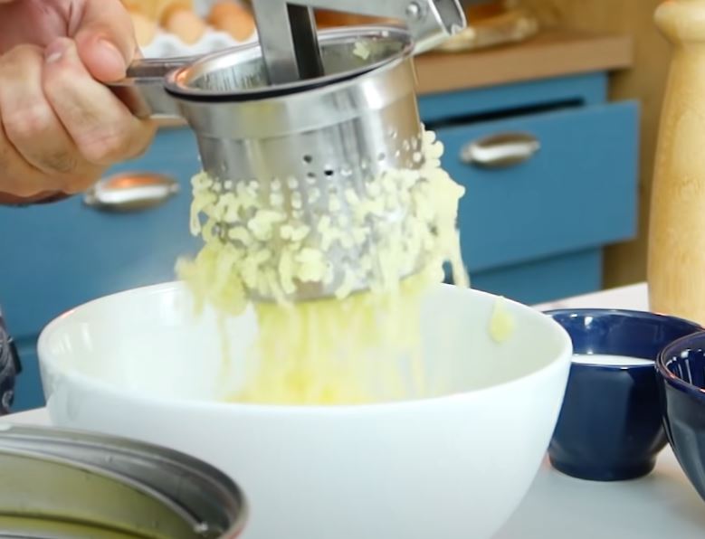 espremendo as batatas