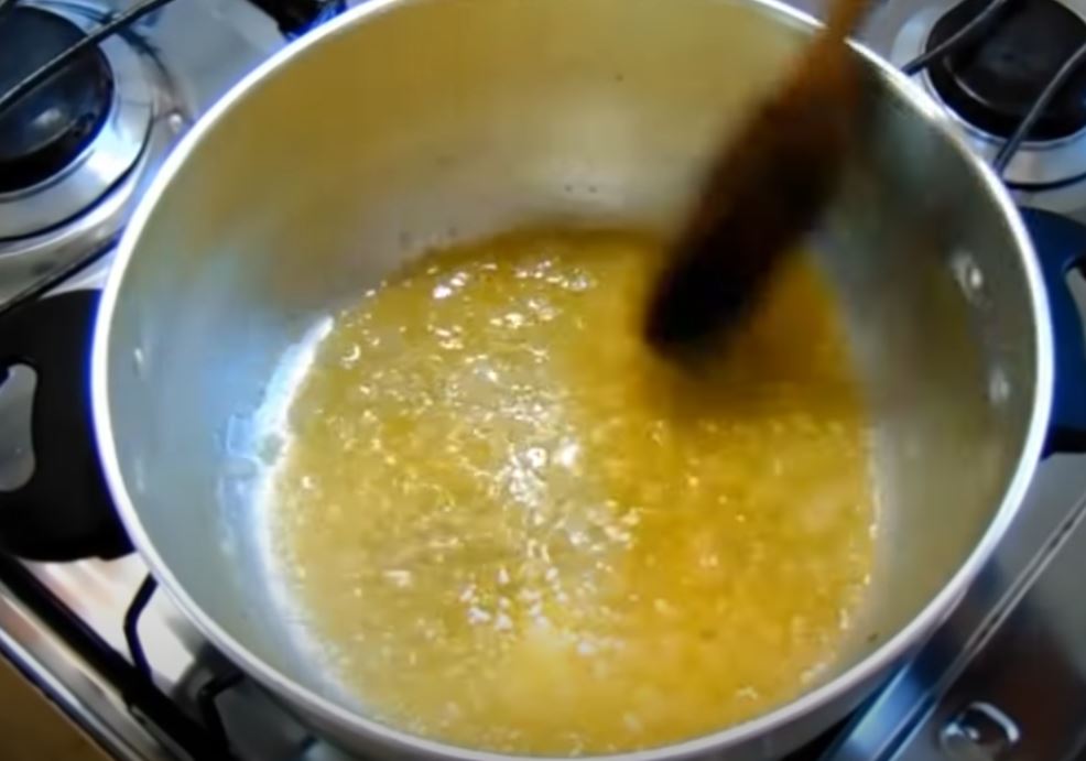 fritando a cebola