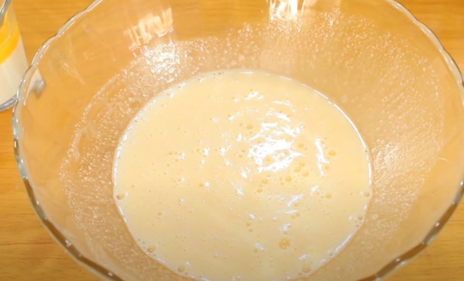 mistura do ovo com açúcar