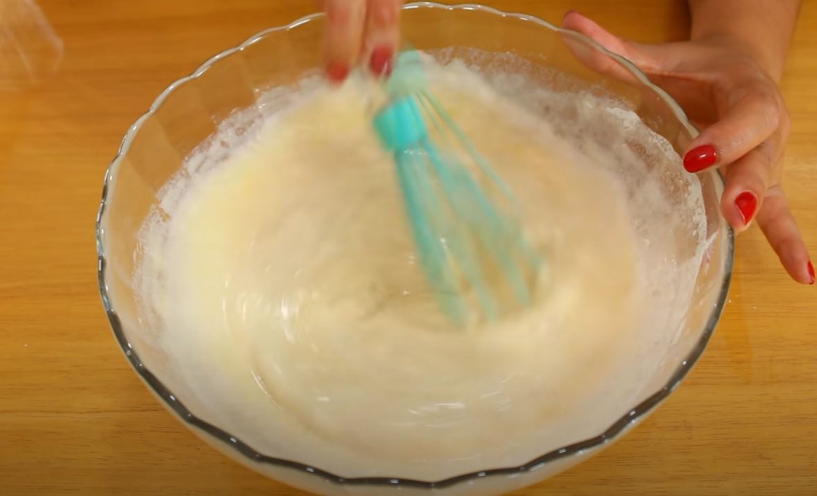 misturando leite com manteiga derretida