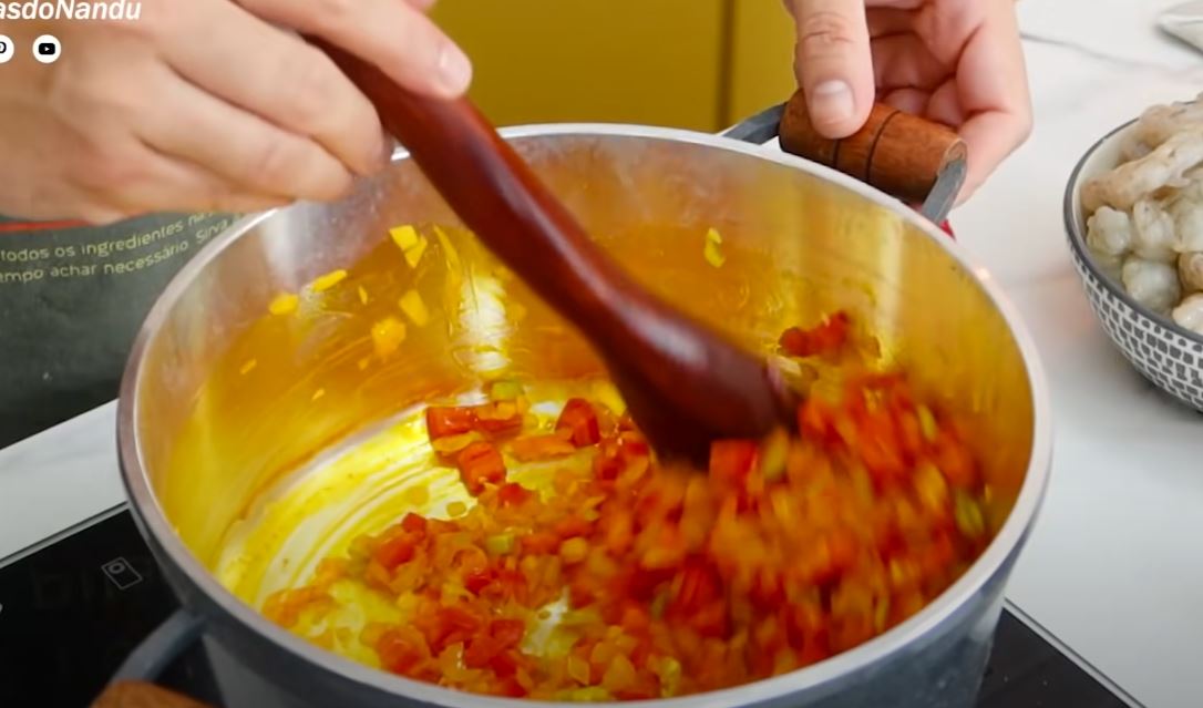 misturando o tomate, gengibre e cebola