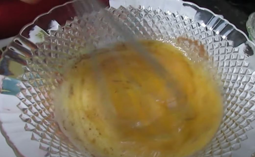 misturando ovo com canela