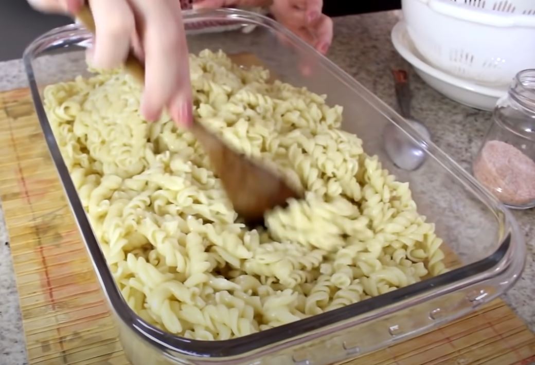 macarrão na travessa