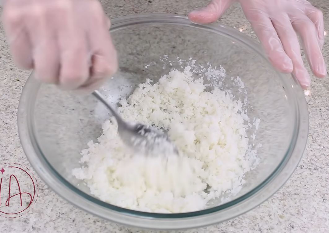 misturando o coco ralado