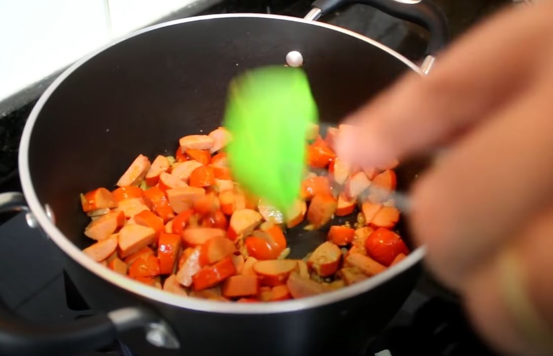refogando-salsicha refogando a salsicha