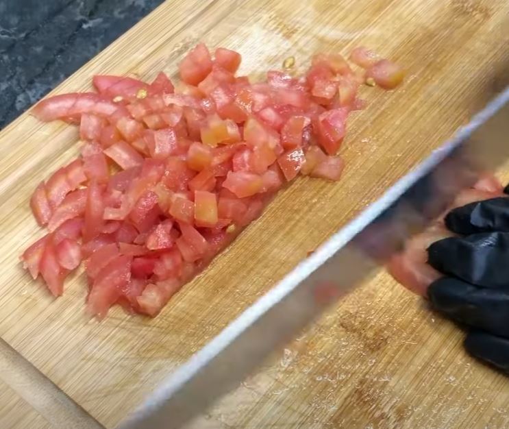 cortando tomates em cubos