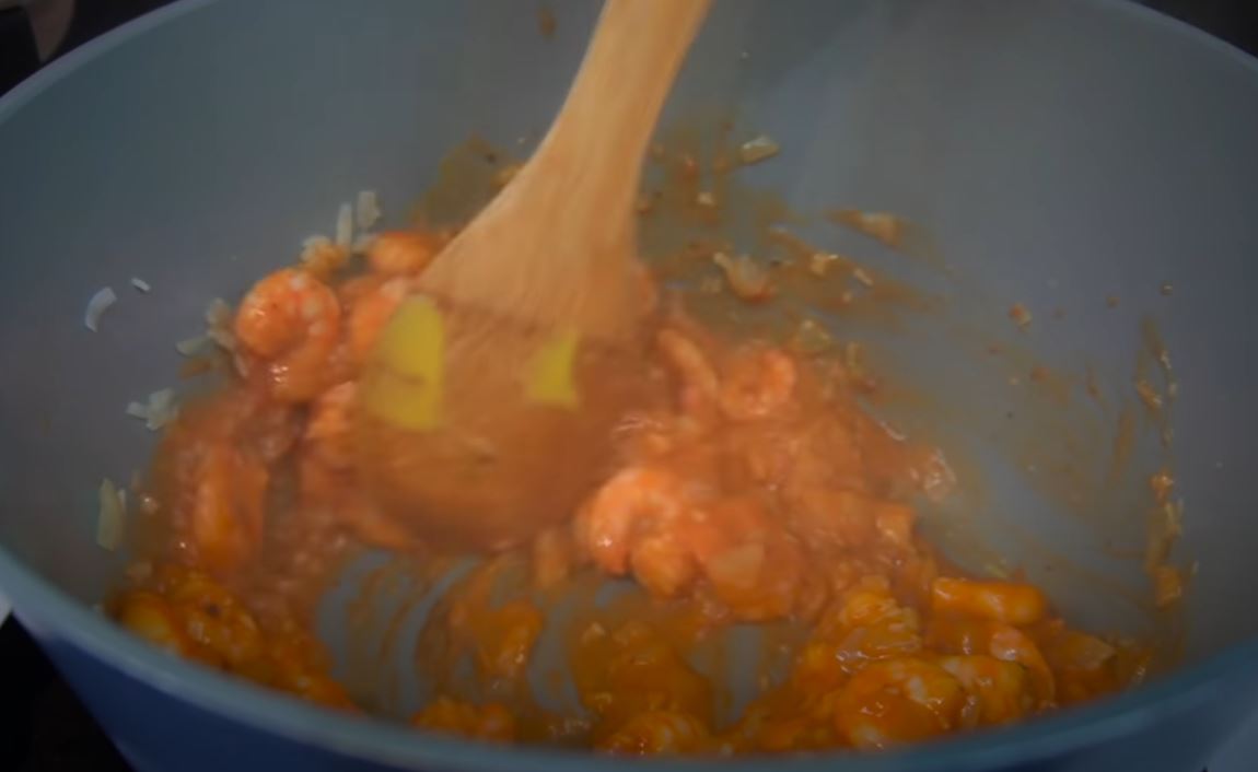 misturando mostarda e molho de tomate