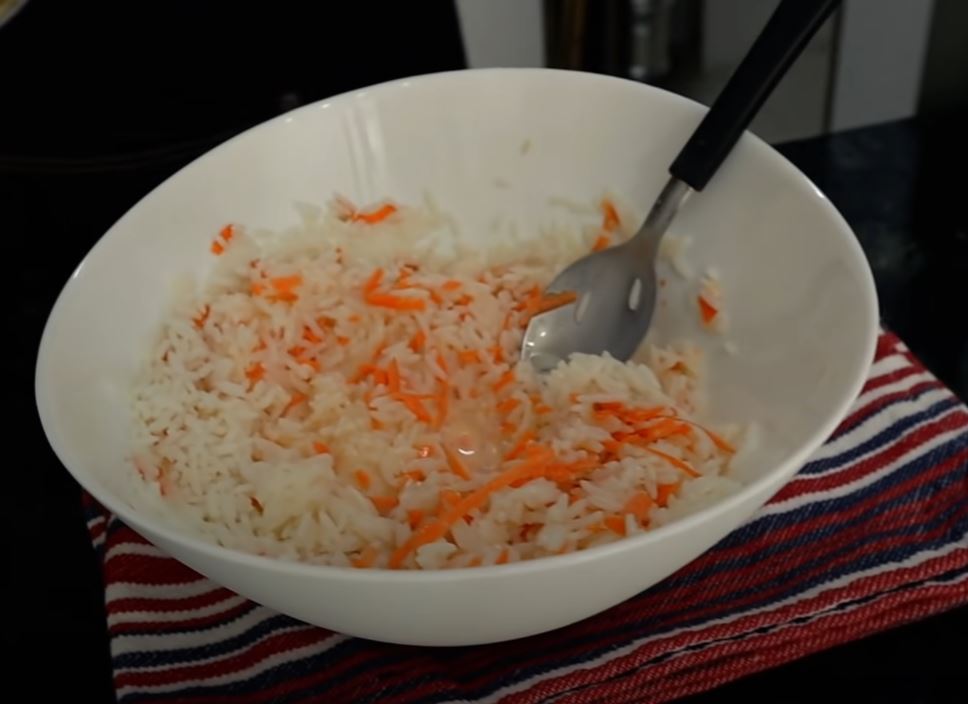misturando o arroz