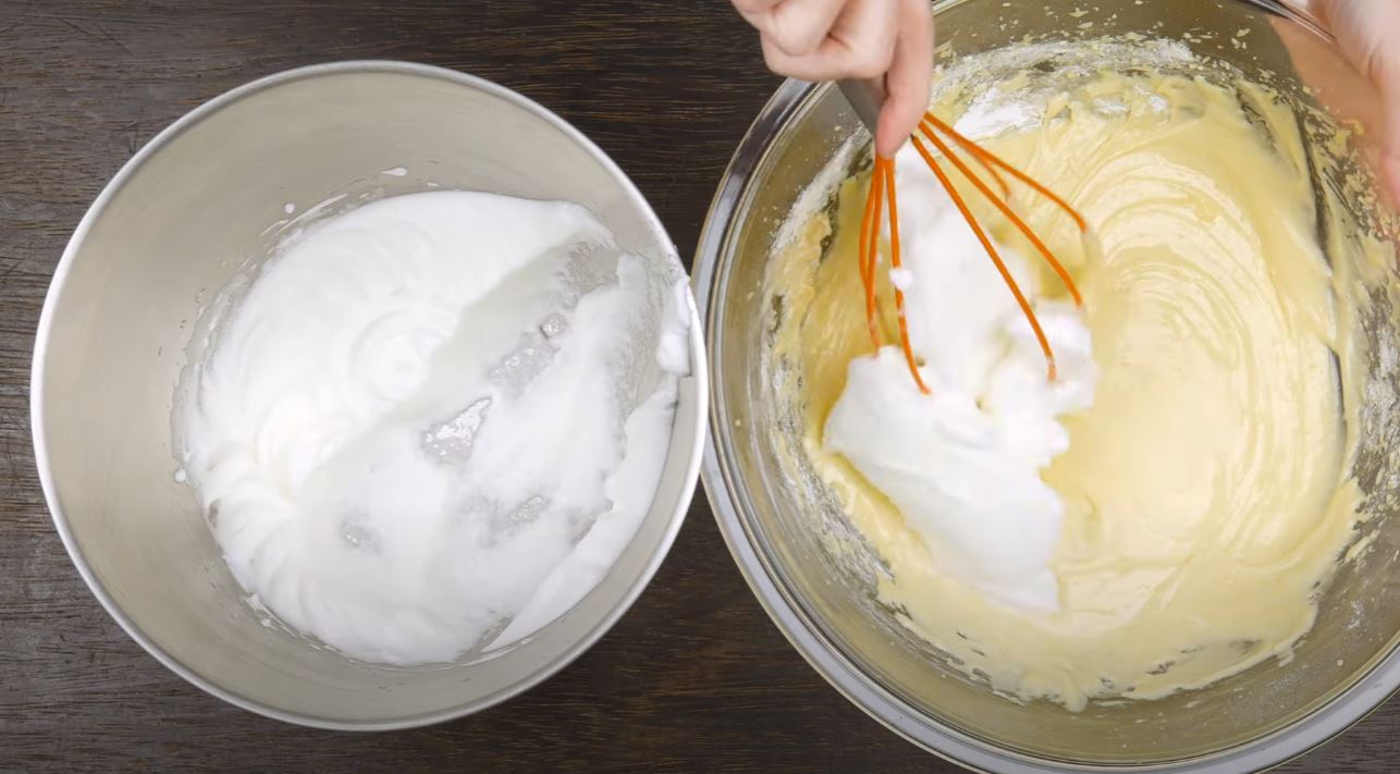 misturando-claras-em-neve misturando as claras em neve