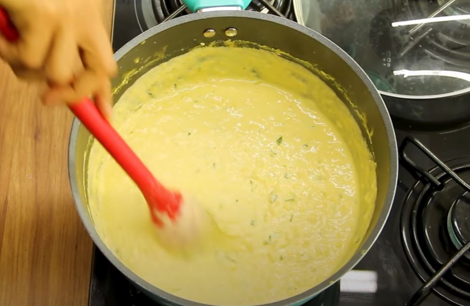 misturando o creme de leite