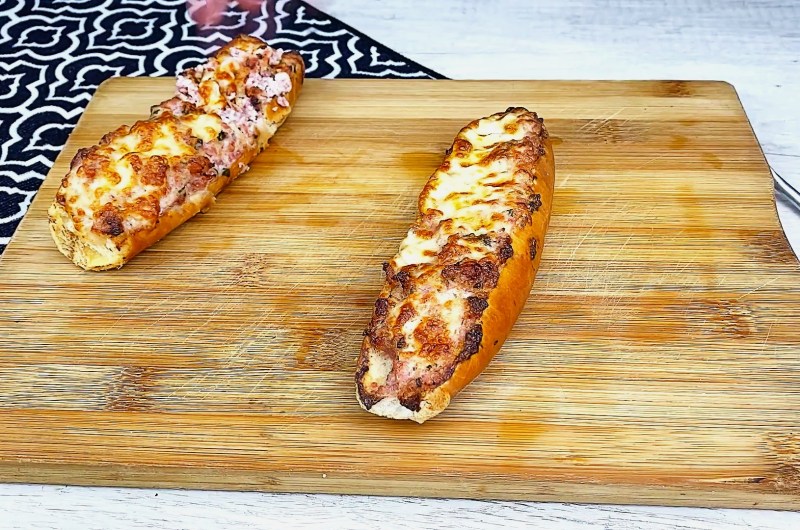 Pão de Linguiça com Casquinha de Queijo