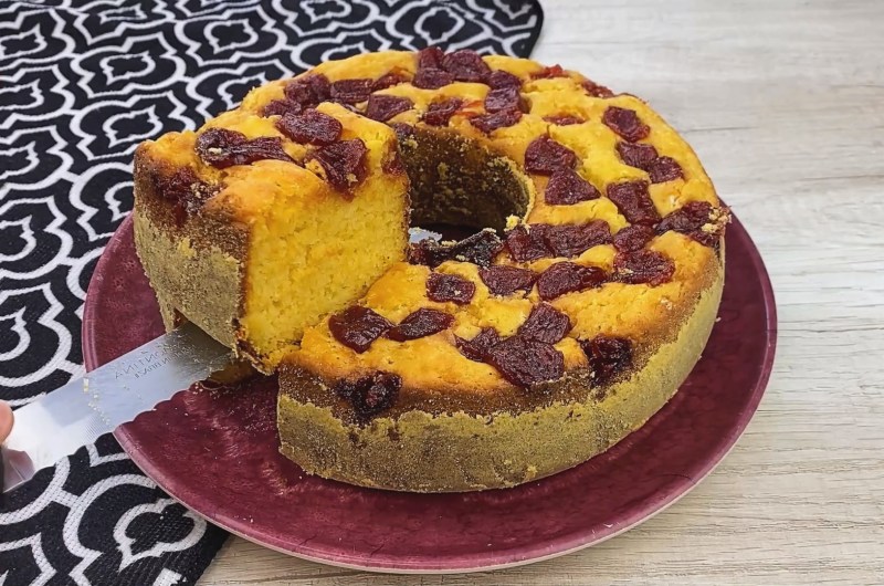 Bolo de Milho com Leite Condensado e Goiabada