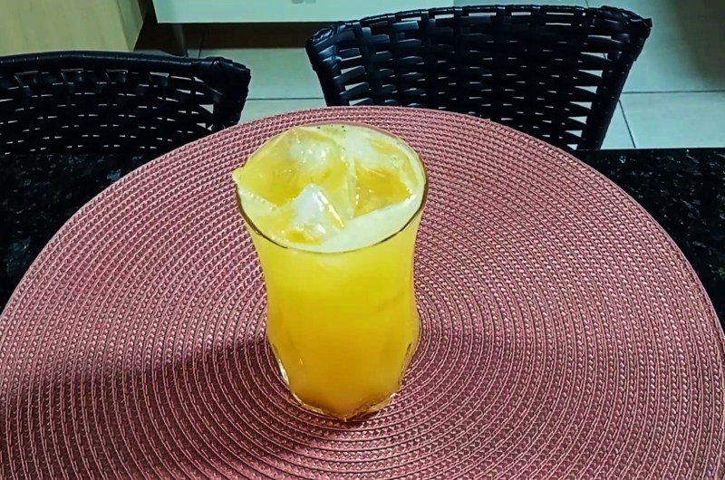 Drink de Laranja com Xarope de Framboesa (Sem Álcool)