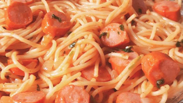 macarrão com salsicha