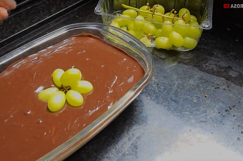 Sobremesa de Uvas Verdes com Cobertura de Chocolate
