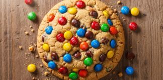 O Cookie Gigante de M&M’s Mais Irresistível Que Você Vai Ver Hoje Cookie Gigante de M&M